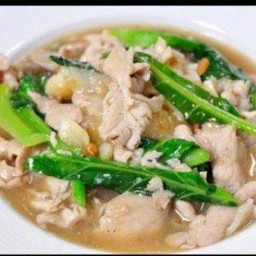 เส้นใหญ่ราดหน้าไก่