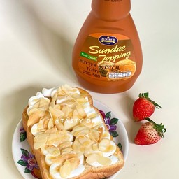 ขนมปังปิ้ง + วิปครีม + อัลมอนด์ + ซอสคาราเมล