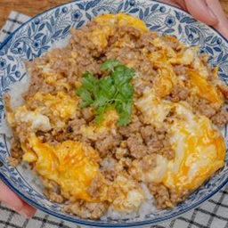 ข้าวหมูสับผัดกระเทียมไข่ข้น