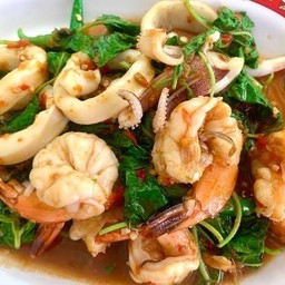 ข้าวราดกระเพราทะเล(หมึก+กุ้ง)