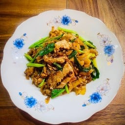 เส้นใหญ่ผัดซิอิ้วหมู (Stir Fried Wide Noodles in Soy Sauce with Pork)