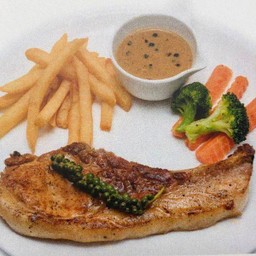 Grilled pork chop with pepper sauce
