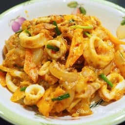 พี่อ้อริมรางอาหารตามสั่ง