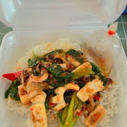 ข้าวกระเพราปลาหมึก