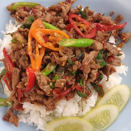 กระเพราเนื้อราดข้าว