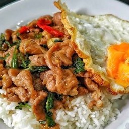 กะเพราหมูชิ้นราดข้าว