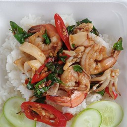 กระเพรากุ้งหมึกราดข้าว