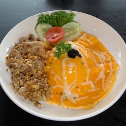 ข้าวไข่ข้นชีสหมูกระเทียม