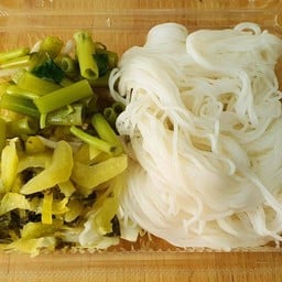 ขนมจีนพร้อมผัก