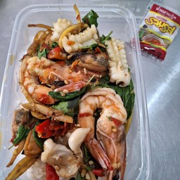 ผัดฉ่าทะเลราดข้าว