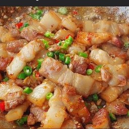 ข้าว-สามชั้นคั่วพริกขี้หนู