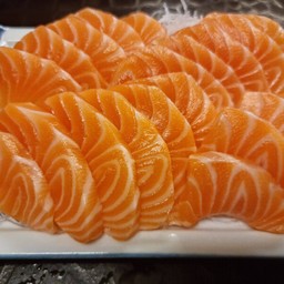 แชลมอลชาชิมิ300กรัม(ชั่งพร้อมหนัง,หั่นชาชิมิ)  +โชยุ+วาชาบิ+ซีฟู๊ด