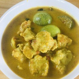 แกงเขียวหวานลูกชิ้นปลาขูด