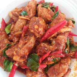 ผัดพริกแกงกระดูกหมู ราดข้าว