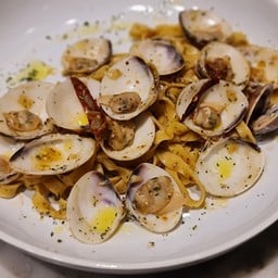 ตาลเลียเทลเล่ หอยตลับไวน์ขาว