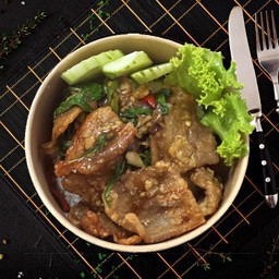 ข้าวหน้าหมูสามชั้นทอดกรอบผัดกระเพรา
