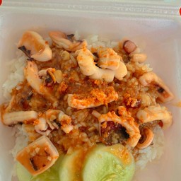 ข้าวปลาหมึกกระเทียมพริกไทย