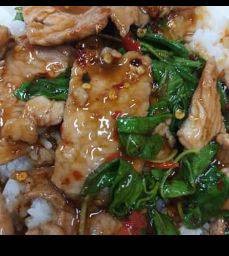 กะเพราหมูชิ้นราดข้าว