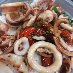 กะเพราปลาหมึกราดข้าว