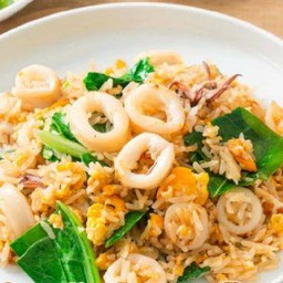 ข้าวผัดปลาหมึก