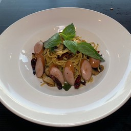 สปาเก็ตตี้ผัดพริกแห้ง(แฮม,เบค่อน,ไส้กรอก)