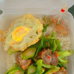 ข้าวคะน้าหมูกรอบ-ไข่ดาว