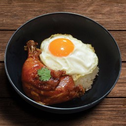 ข้าวหน้าไก่ตุ๋นซีอิ๊วไข่ดาว