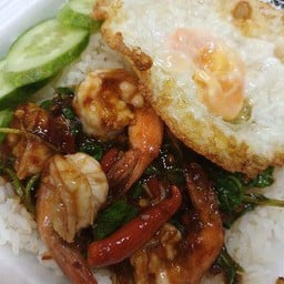กะเพรากุ้งราดข้าว
