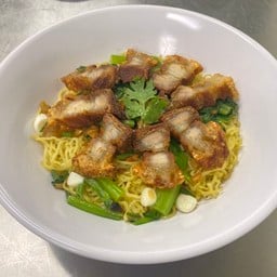 บะหมี่น้ำ -หมูกรอบ