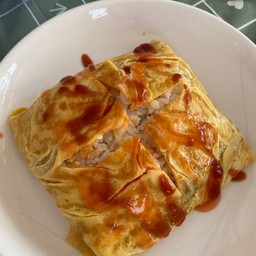 ข้าวกะเพราห่อไข่