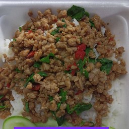 กระเพราหมูสับราดข้าว