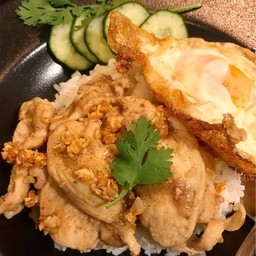 [อร่อยซ่ากับโค้ก] ข้าวไก่ชิ้นกระเทียม+ไข่ดาว +  โค้ก ออริจินัล (กระป๋อง) 