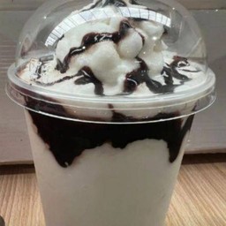 นมสดปั่นราดช็อกโกแลตแก้วถัง