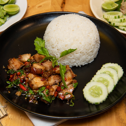 ผัดกระเพราราดข้าว