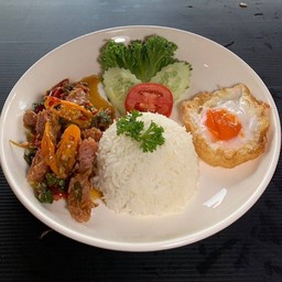 ข้าวกะเพราแหนมไข่เป็ดกรอบ