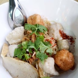 9 รส เย็นตาโฟ ลูกชิ้นแคะ เยาวราช Foody Farm บางใหญ่