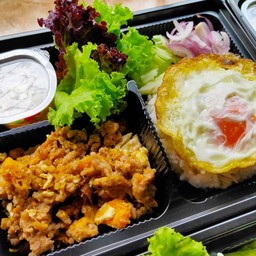 เซตหมูสับขยี้ไข่ พริกน้ำปลารสเด็ด ไข่ดาว เครื่องเคียง ผลไม้