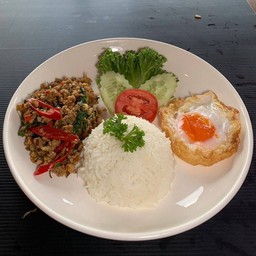 ข้าวกะเพราหมูสับไข่เป็ดกรอบ