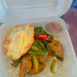 ข้าวพริกแกงปลาดุก-ไข่ดาว