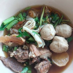 ก๋วยเตี๋ยวเนื้อเปื่อย(ระบุเส้นด้วยมาม่าเพิ่มเงิน 5 บาท)