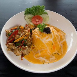 ข้าวไข่ข้นชีสกะเพราไก่ชิ้น