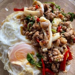 กระเพราหมูสับปลาหมึก