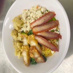 บะหมี่เกี๊ยวน้ำ -หมูแดง-หมูกรอบ-ปู(สุดสุด)