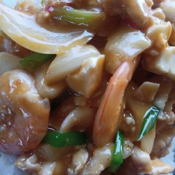 รวมมิตร ผัดไข่เค็ม ราดข้าว