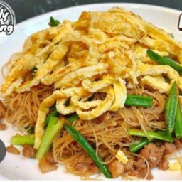 เส้นหมี่ผัดไทยงานวัด