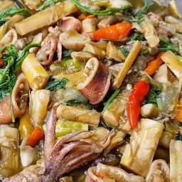 แกงหน่อไม้ใบย่านางใส่ปลาหมึกแห้ง หอมใบขะแยง