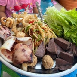 ก๋วยเตี๋ยวไก่มะระ อิ่มอร่อย ตลาดอิ่มเจริญ