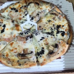 พิซซ่าหน้าซ็อสเห็ดทรัฟเฟิล เบค่อนหรือ แฮมเ ห็ดแชมปิยองสด ขนาด 6นิ้ว 4ชิ้น