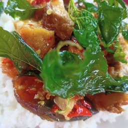 ไข่เยี่ยวม้า หมูกรอบ กระเพรากรอบ