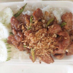 ข้าวหมูชิ้นทอดกระเทียมพริกขี้หนู
